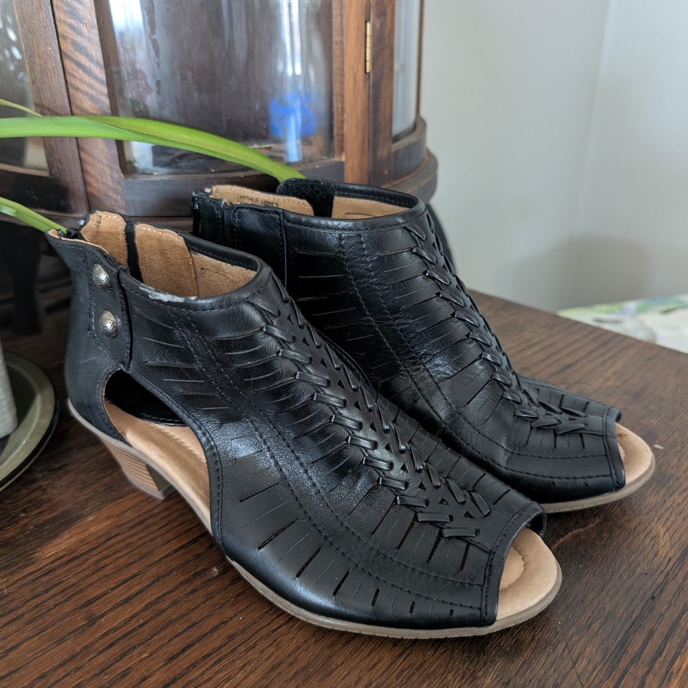 Earth Black Sandals with Leather Finish and Perforated Design